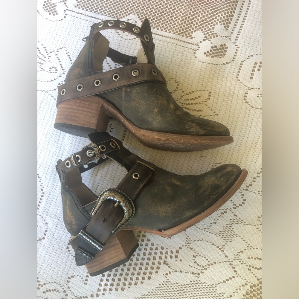 FREEBIRD l Carsen Distressed Brown/Black  Leather Ankle Bootie Sz 9 Boho Buckle